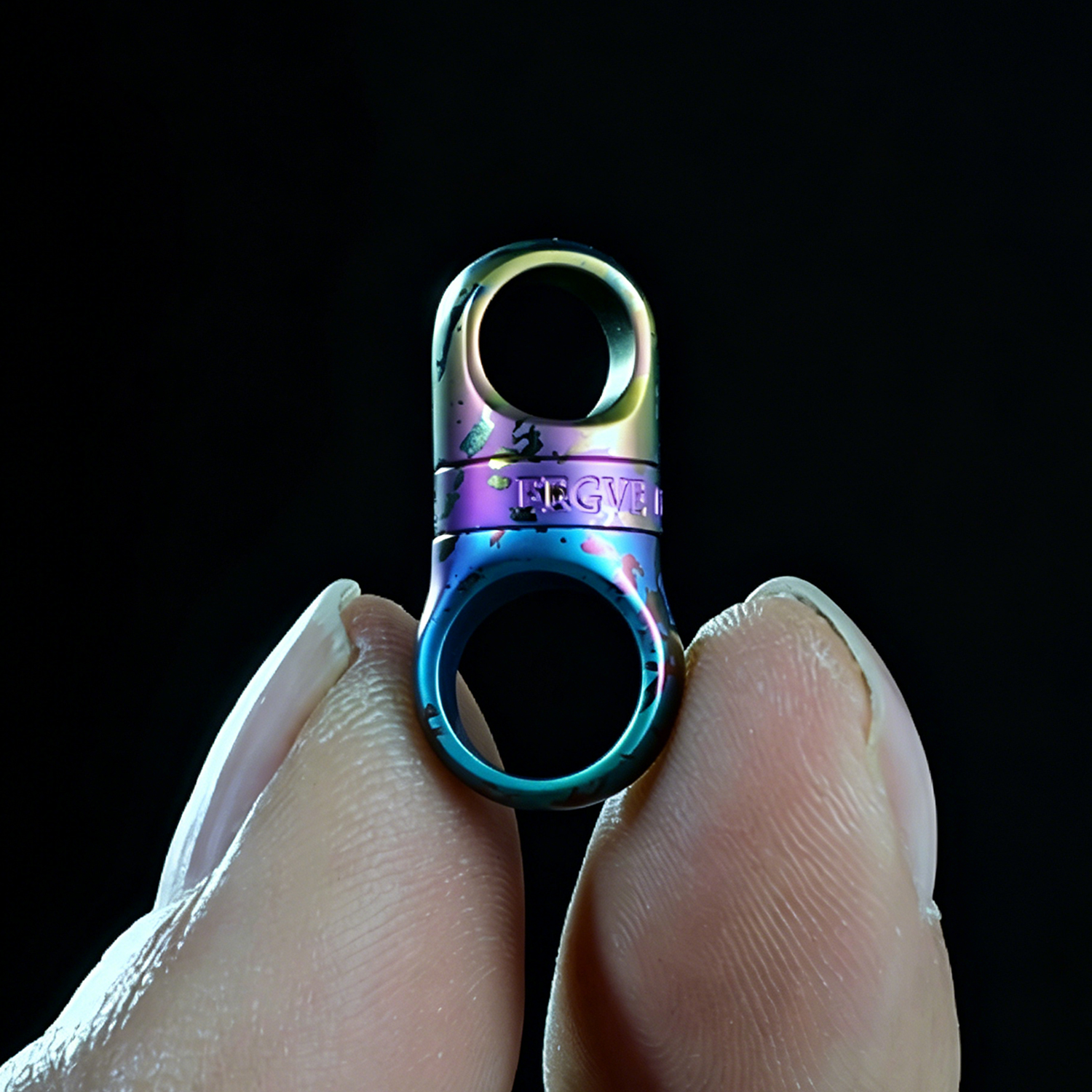 (Default Hong Kong Dollar) FEGVE Titanium alloy rotatable universal joint keychain pure 8-shaped camouflage capsule keychain accessories - 图片 2